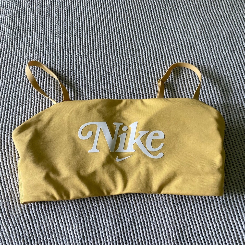 Nike sports bra, low impact. In great condition!